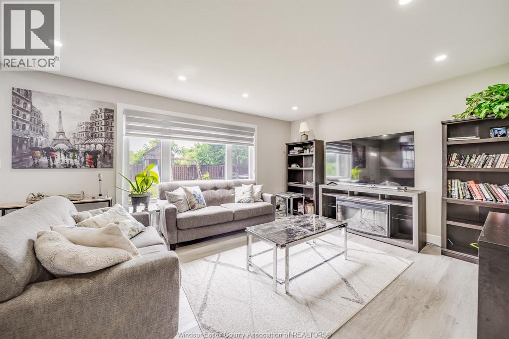 2405 Roxborough Boulevard, Windsor, ON - Indoor Photo Showing Living Room