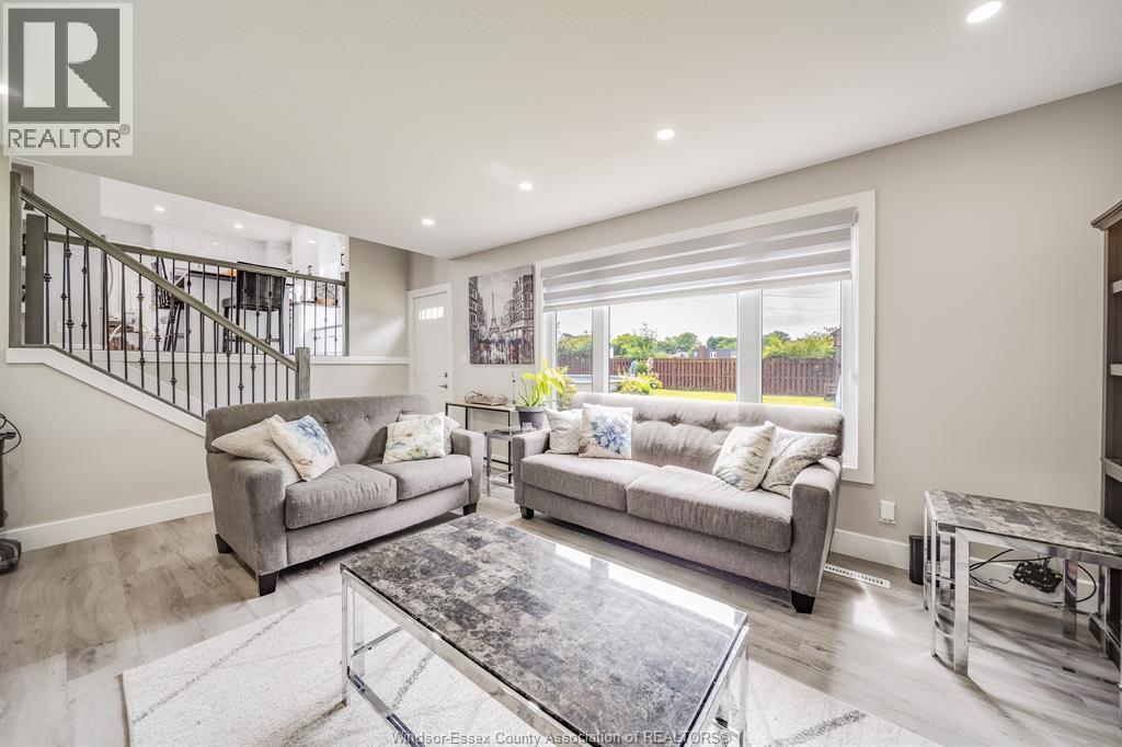 2405 Roxborough Boulevard, Windsor, ON - Indoor Photo Showing Living Room