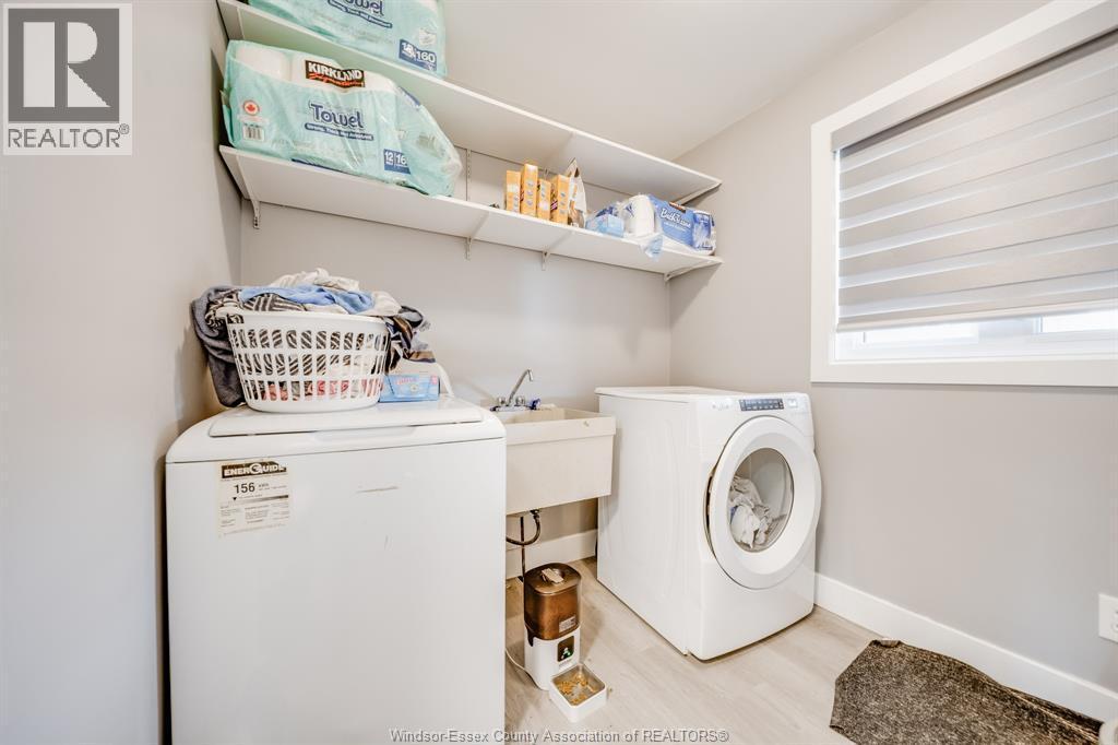 2405 Roxborough Boulevard, Windsor, ON - Indoor Photo Showing Laundry Room