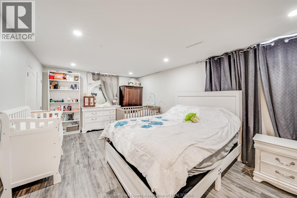 2405 Roxborough Boulevard, Windsor, ON - Indoor Photo Showing Bedroom
