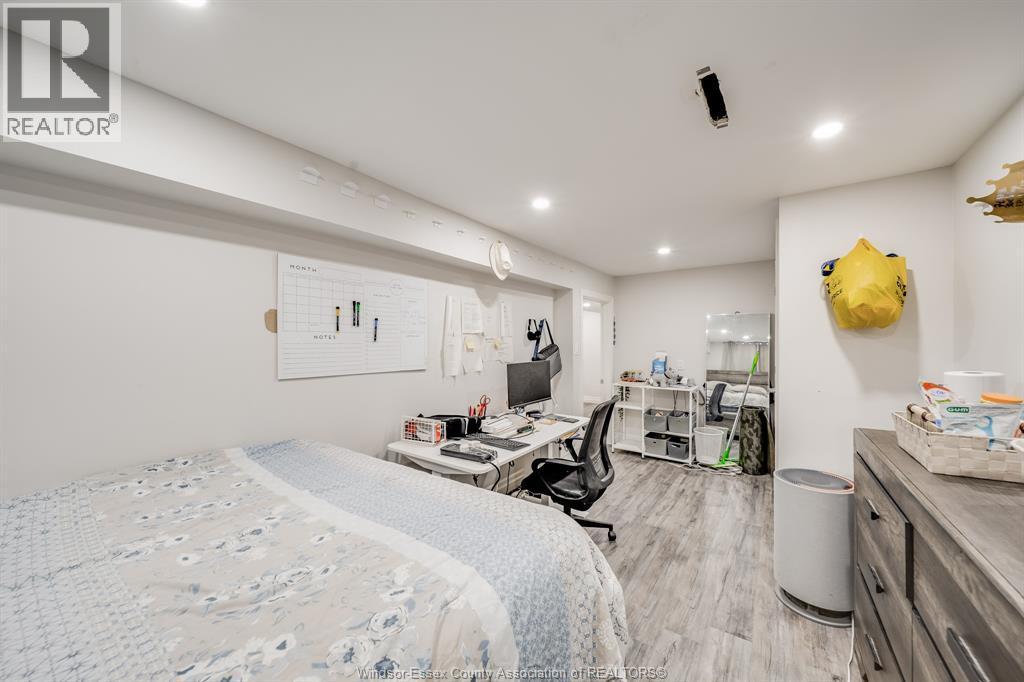 2405 Roxborough Boulevard, Windsor, ON - Indoor Photo Showing Bedroom