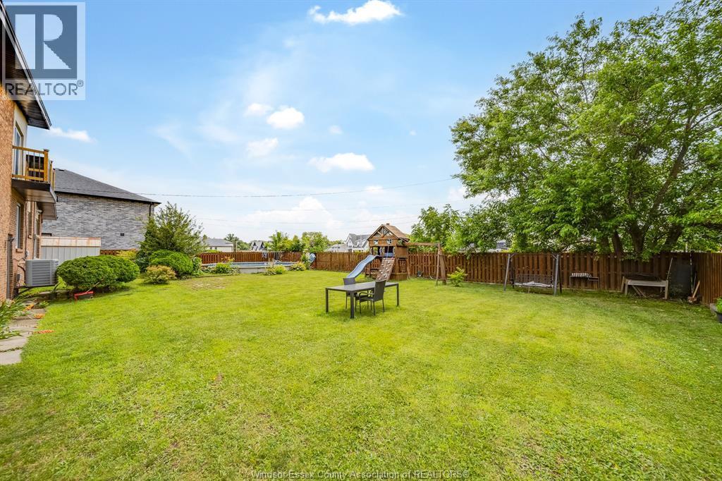 2405 Roxborough Boulevard, Windsor, ON - Outdoor