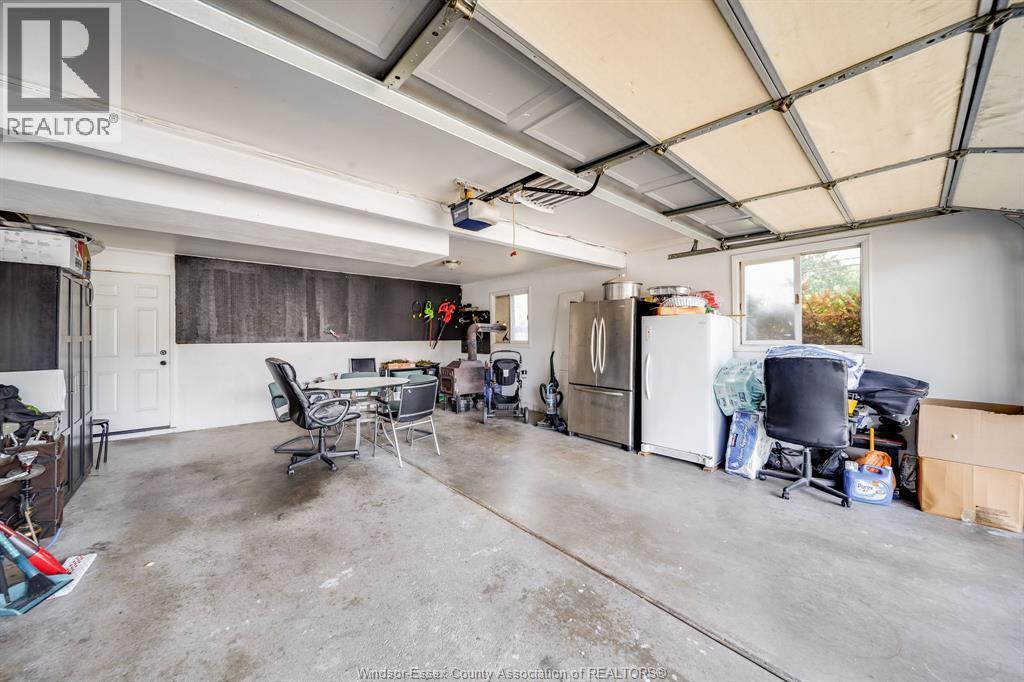 2405 Roxborough Boulevard, Windsor, ON - Indoor Photo Showing Garage