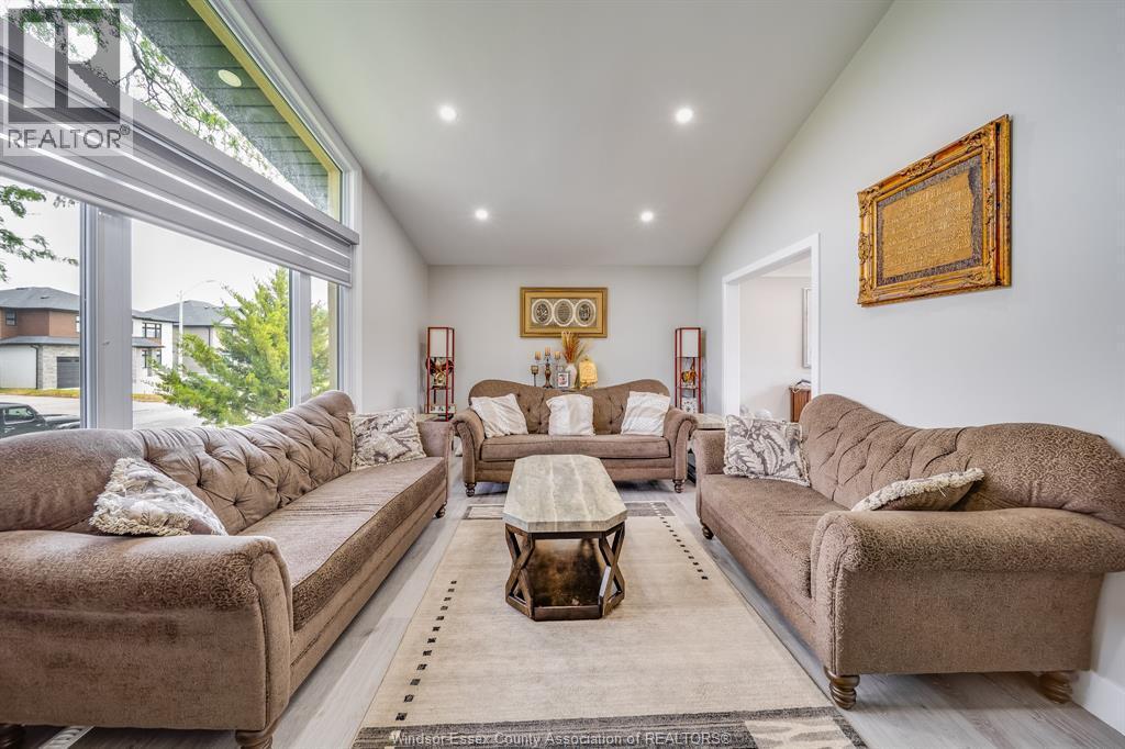 2405 Roxborough Boulevard, Windsor, ON - Indoor Photo Showing Living Room