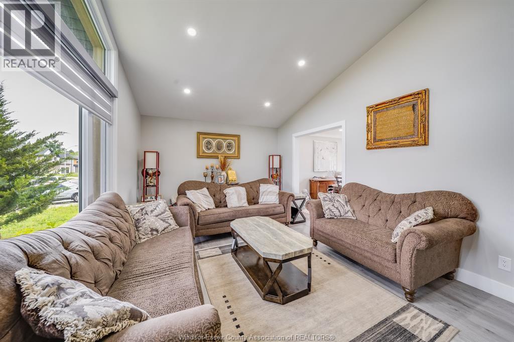 2405 Roxborough Boulevard, Windsor, ON - Indoor Photo Showing Living Room
