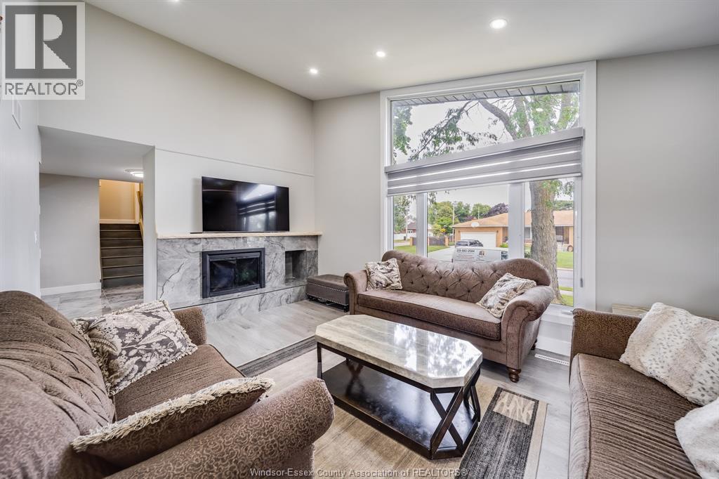 2405 Roxborough Boulevard, Windsor, ON - Indoor Photo Showing Living Room With Fireplace