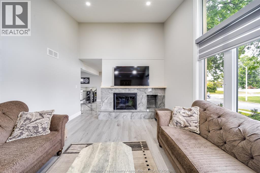 2405 Roxborough Boulevard, Windsor, ON - Indoor Photo Showing Living Room With Fireplace