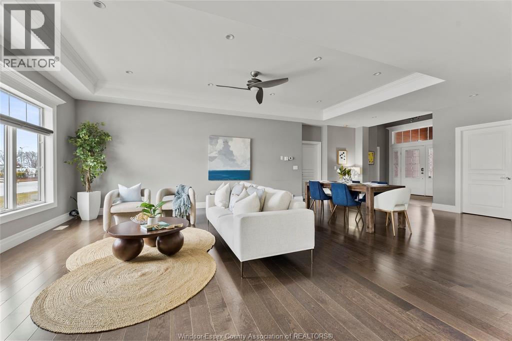 33 Montego Bay Crescent, Kingsville, ON - Indoor Photo Showing Living Room