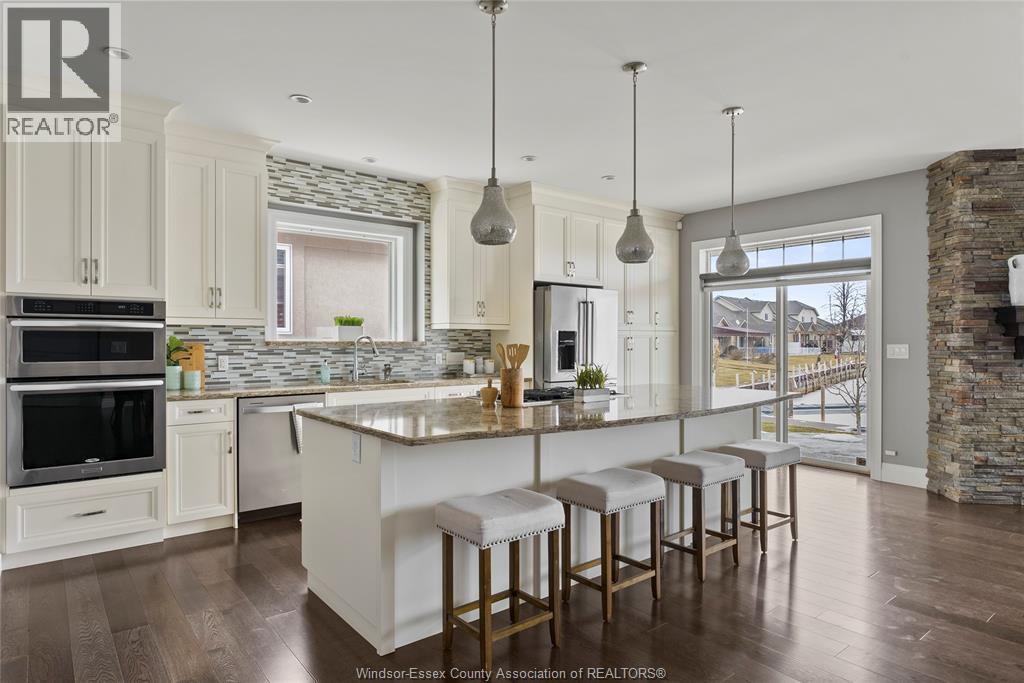 33 Montego Bay Crescent, Kingsville, ON - Indoor Photo Showing Kitchen With Upgraded Kitchen