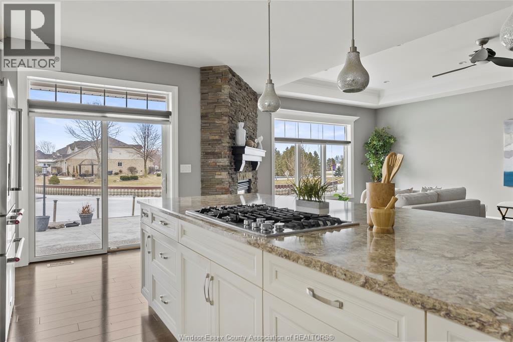 33 Montego Bay Crescent, Kingsville, ON - Indoor Photo Showing Kitchen With Upgraded Kitchen