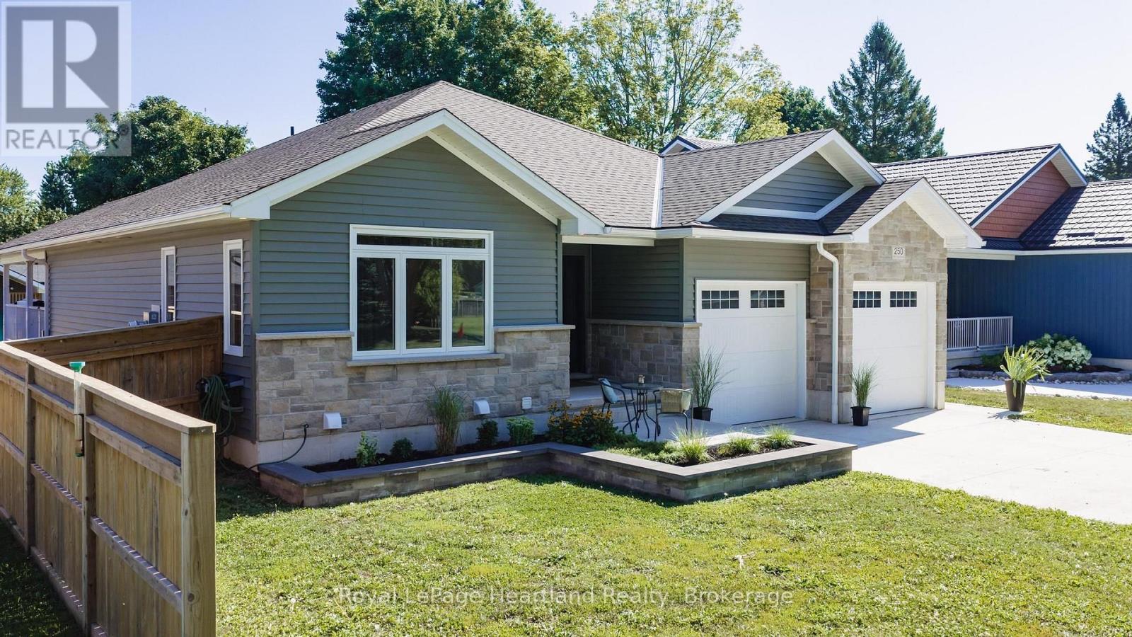 250 Wellington Street, North Huron (Blyth), ON - Outdoor