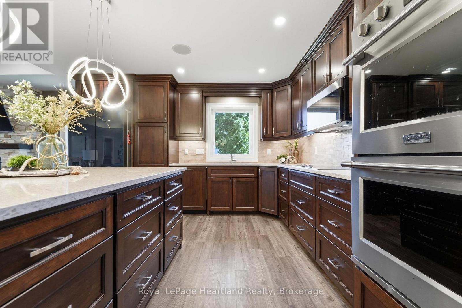 250 Wellington Street, North Huron (Blyth), ON - Indoor Photo Showing Kitchen With Upgraded Kitchen