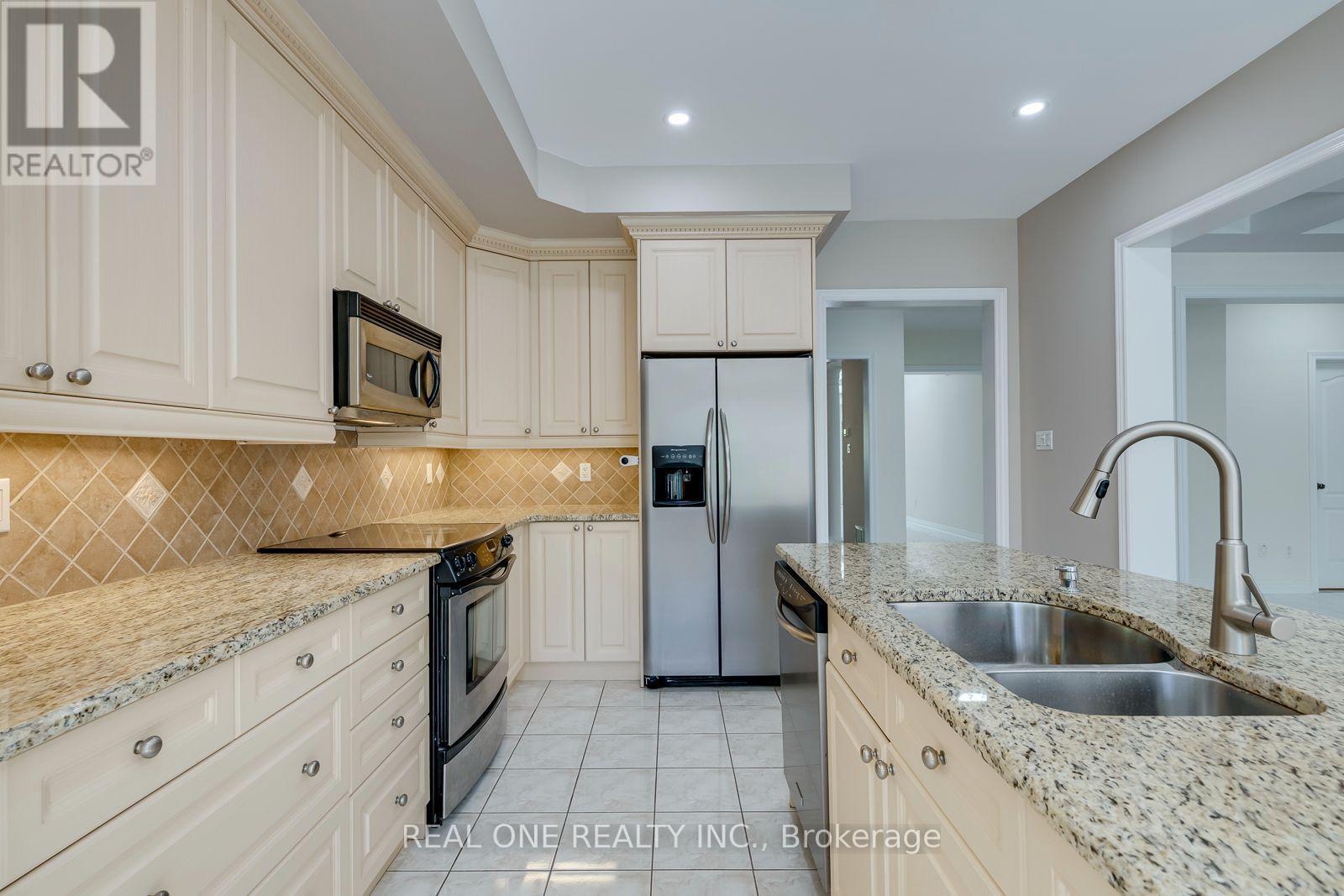 1387 Ferncrest Road, Oakville, ON - Indoor Photo Showing Kitchen With Stainless Steel Kitchen With Double Sink With Upgraded Kitchen