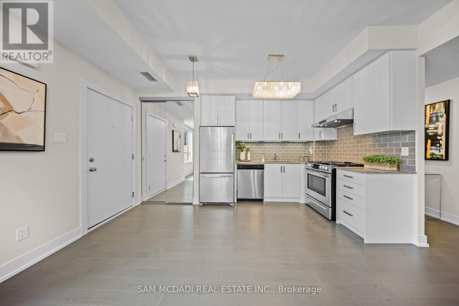 1 - 670 Atwater Avenue, Mississauga, ON - Indoor Photo Showing Kitchen With Upgraded Kitchen