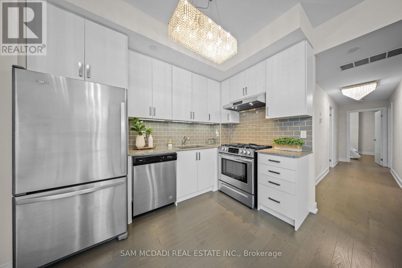 1 - 670 Atwater Avenue, Mississauga, ON - Indoor Photo Showing Kitchen With Upgraded Kitchen