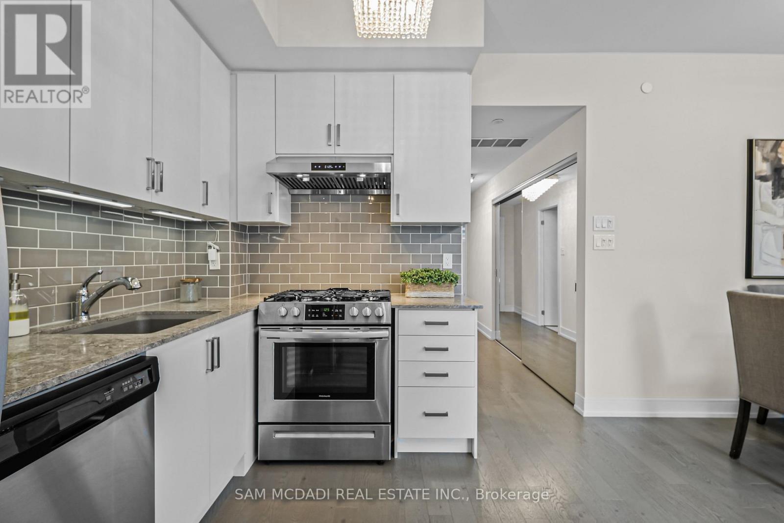 1 - 670 Atwater Avenue, Mississauga, ON - Indoor Photo Showing Kitchen With Upgraded Kitchen