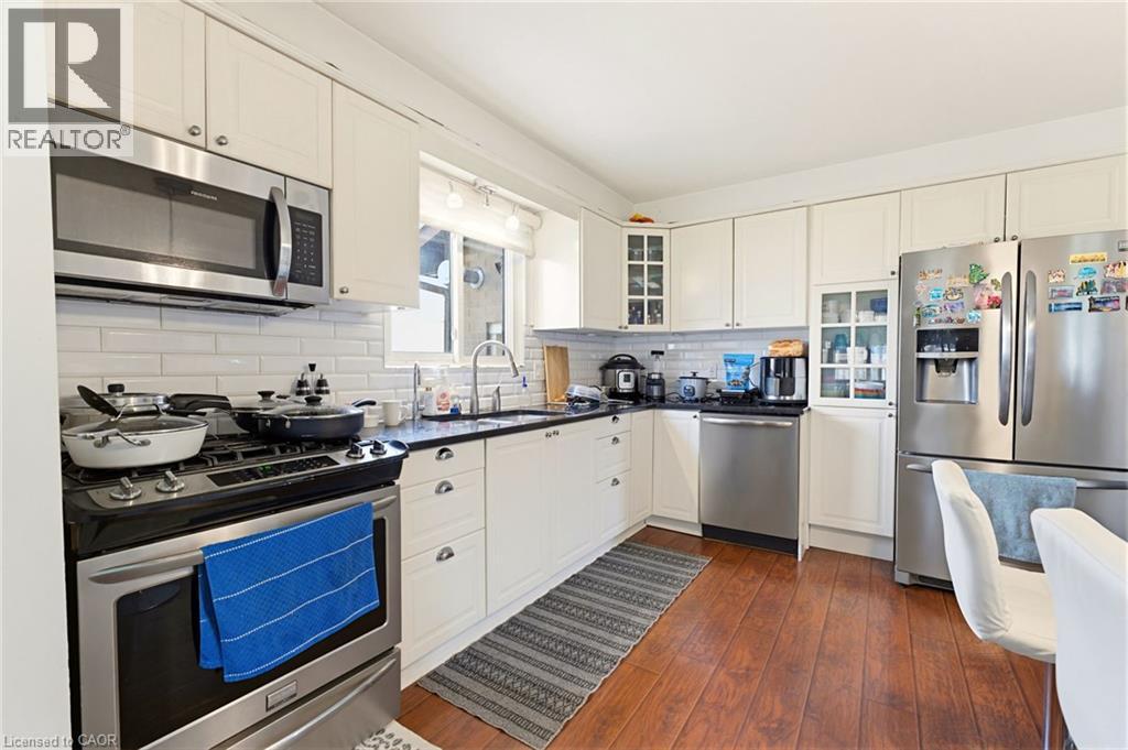 459 Dicenzo Drive, Hamilton, ON - Indoor Photo Showing Kitchen With Upgraded Kitchen