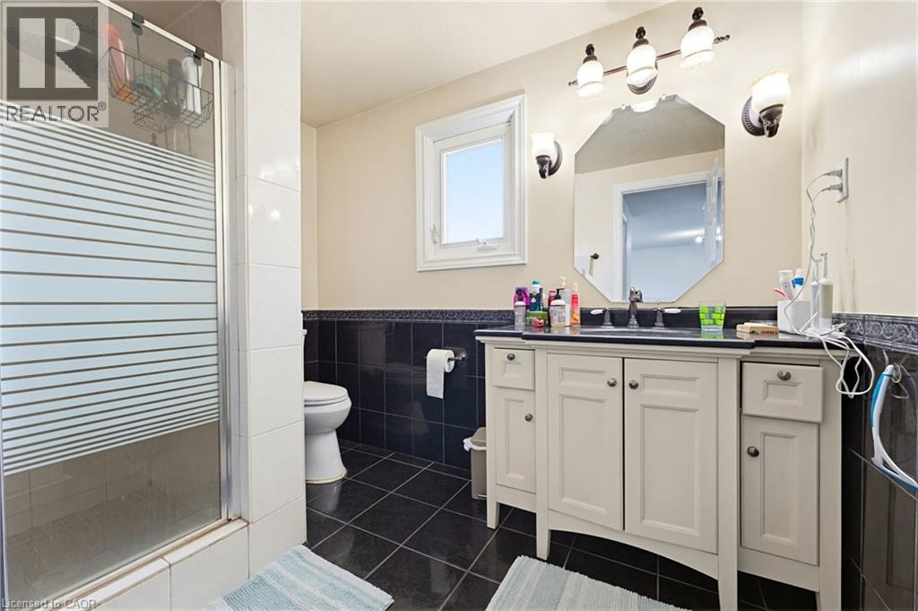 459 Dicenzo Drive, Hamilton, ON - Indoor Photo Showing Bathroom