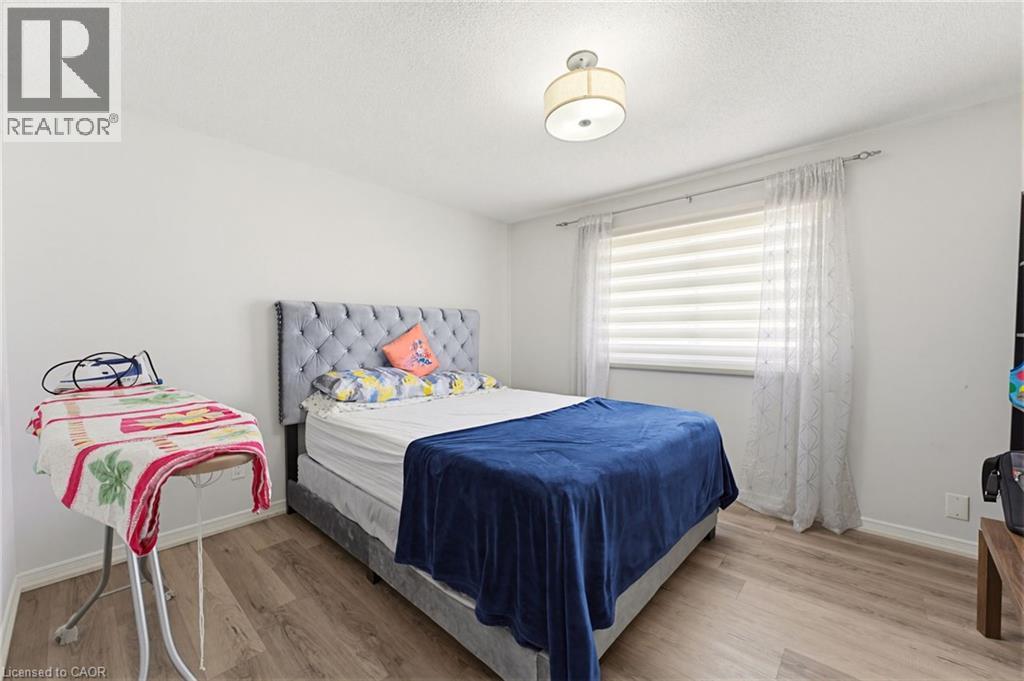 459 Dicenzo Drive, Hamilton, ON - Indoor Photo Showing Bedroom
