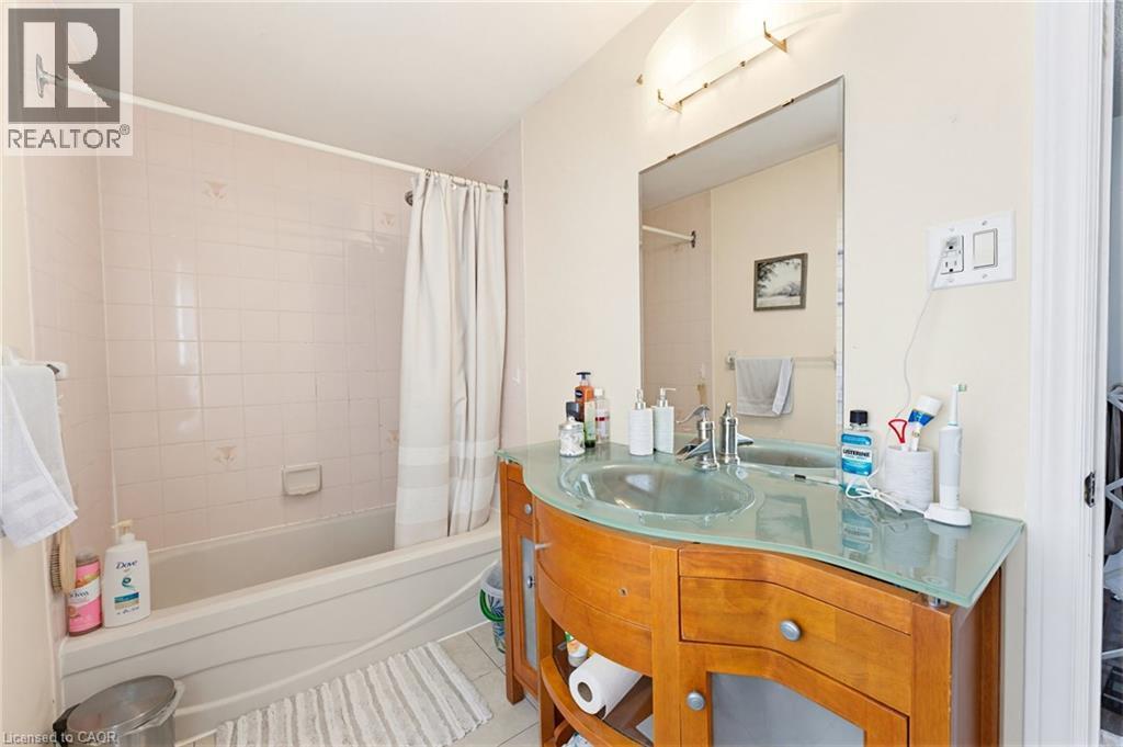 459 Dicenzo Drive, Hamilton, ON - Indoor Photo Showing Bathroom