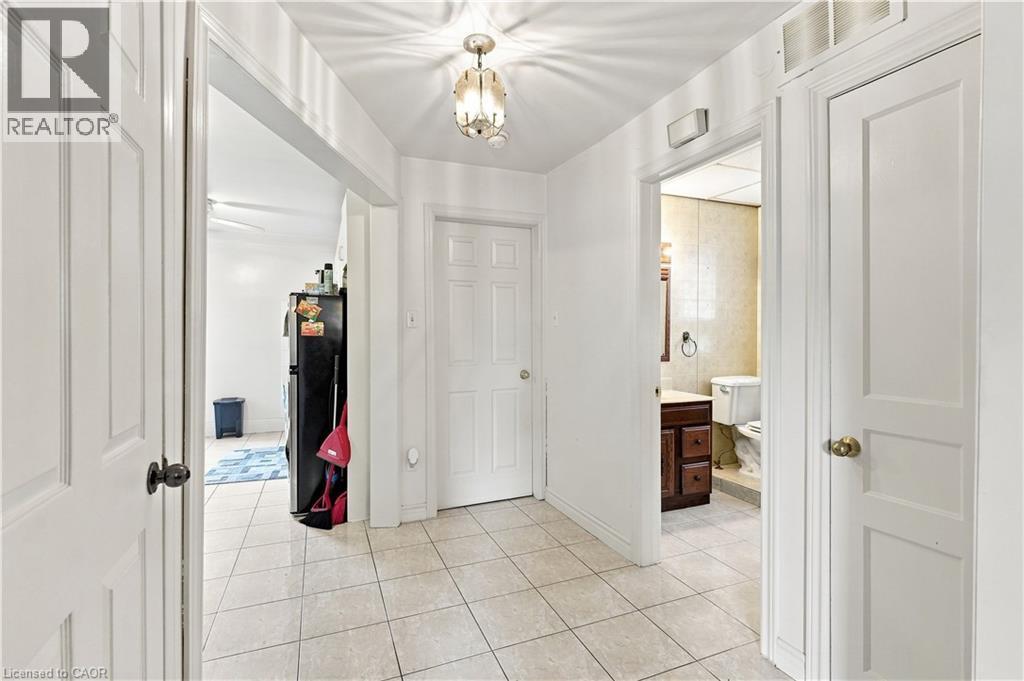 105 Rosemont Avenue, Hamilton, ON - Indoor Photo Showing Other Room