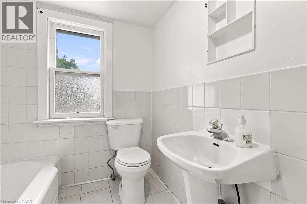 105 Rosemont Avenue, Hamilton, ON - Indoor Photo Showing Bathroom