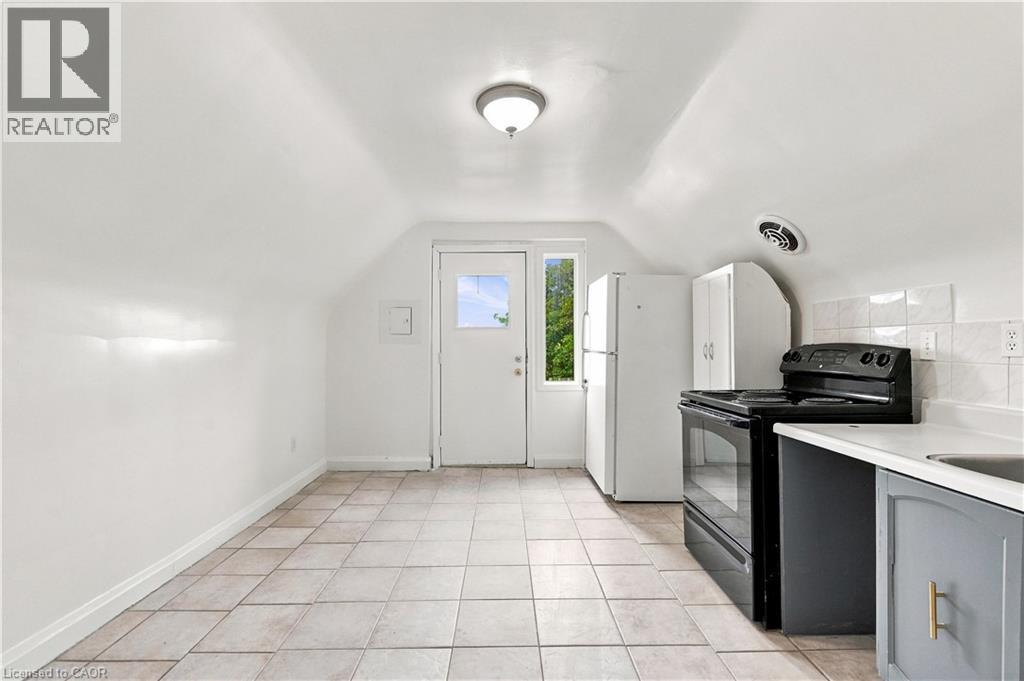 105 Rosemont Avenue, Hamilton, ON - Indoor Photo Showing Kitchen