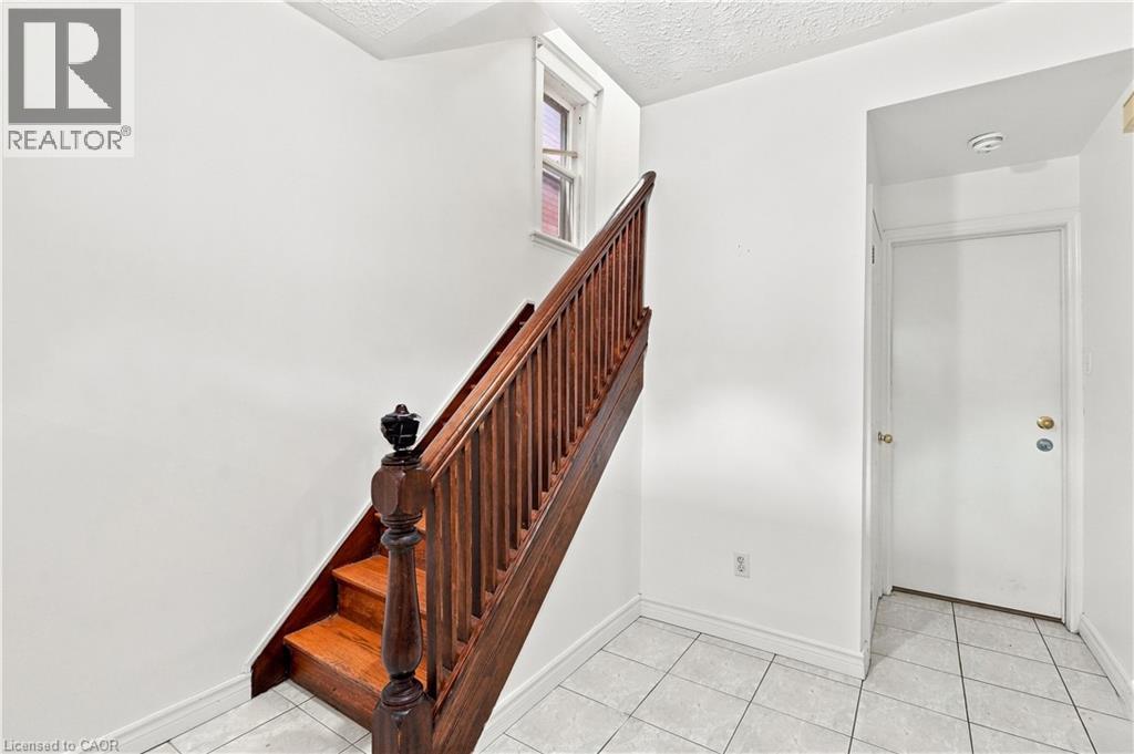 105 Rosemont Avenue, Hamilton, ON - Indoor Photo Showing Other Room