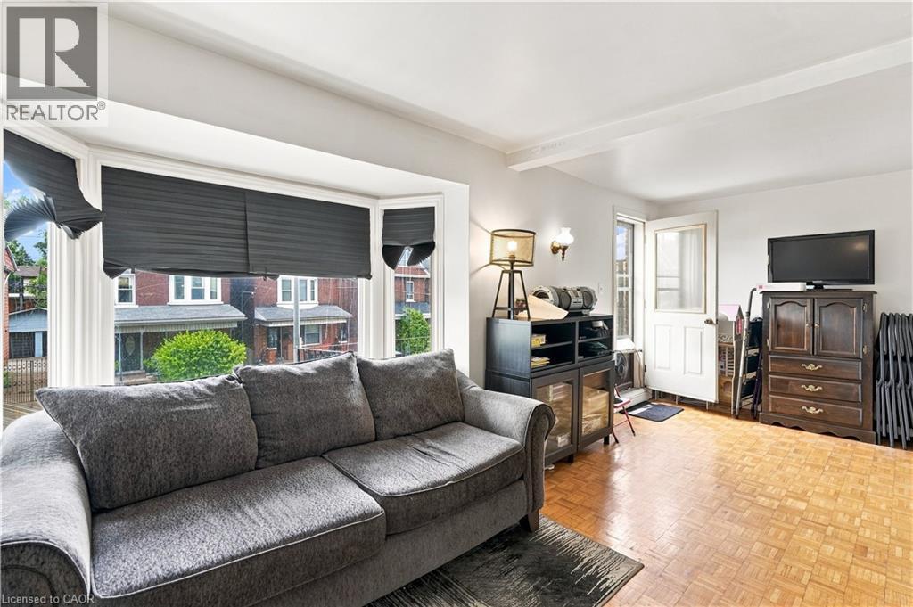 105 Rosemont Avenue, Hamilton, ON - Indoor Photo Showing Living Room