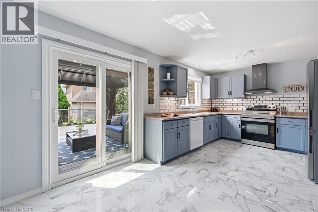 74 Liam Drive, Ancaster, ON - Indoor Photo Showing Kitchen With Upgraded Kitchen