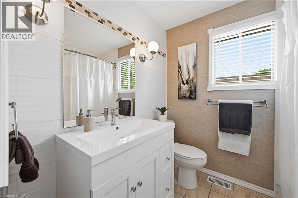 74 Liam Drive, Ancaster, ON - Indoor Photo Showing Bathroom