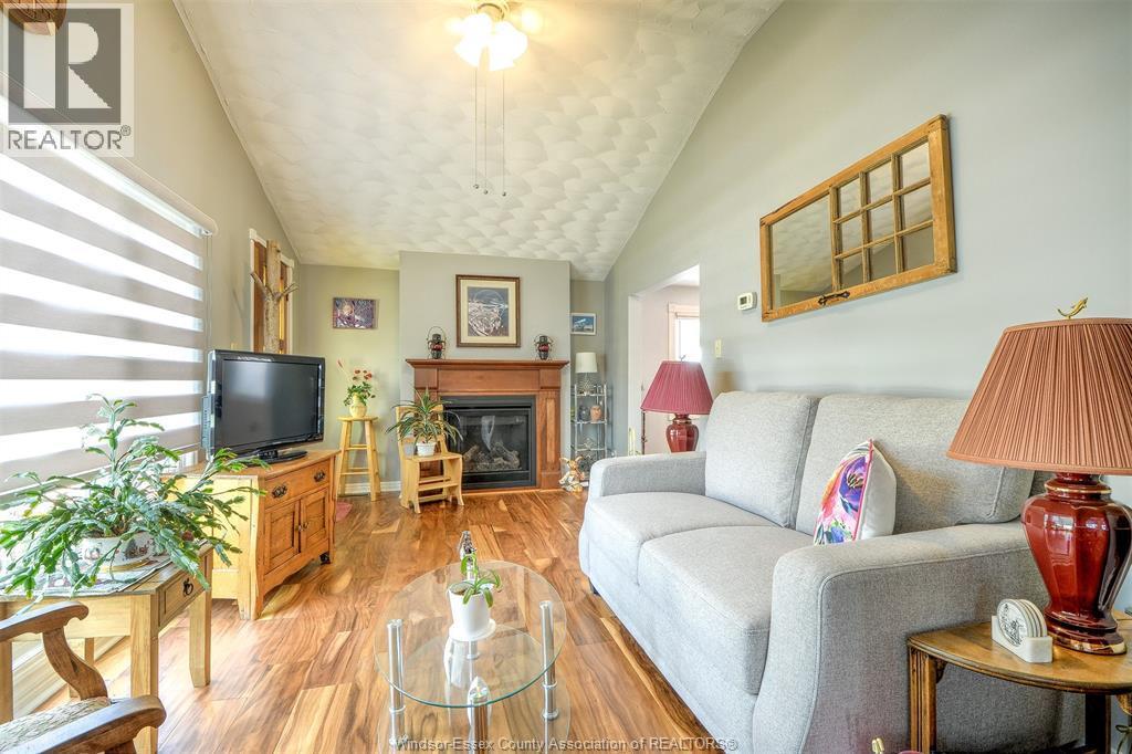 291 Murray, Amherstburg, ON - Indoor Photo Showing Living Room With Fireplace