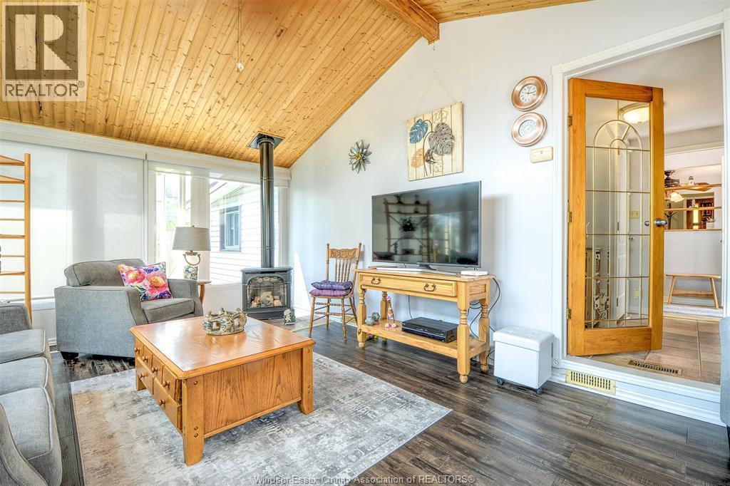 291 Murray, Amherstburg, ON - Indoor Photo Showing Living Room