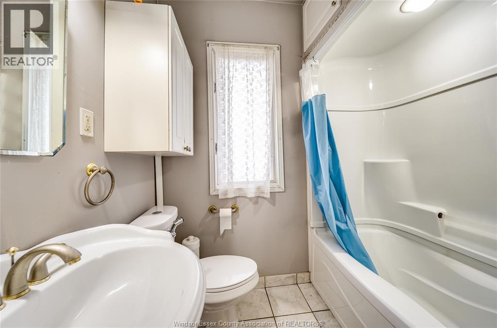879 Felix Avenue, Windsor, ON - Indoor Photo Showing Bathroom