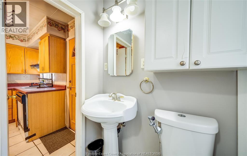 879 Felix Avenue, Windsor, ON - Indoor Photo Showing Bathroom
