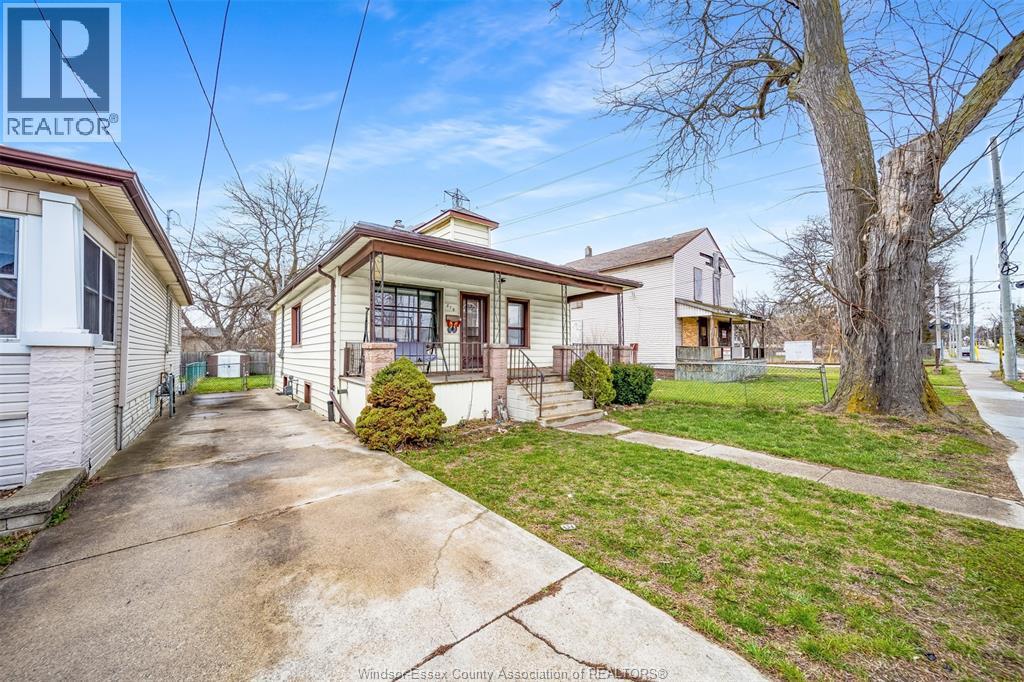 879 Felix Avenue, Windsor, ON - Outdoor With Facade