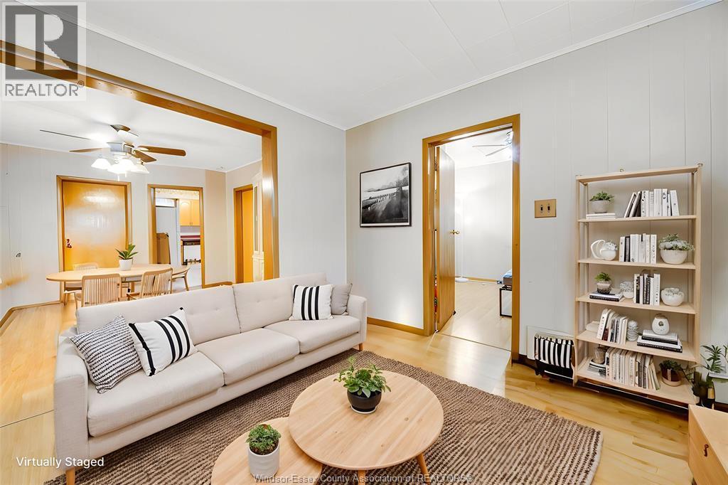 879 Felix Avenue, Windsor, ON - Indoor Photo Showing Living Room