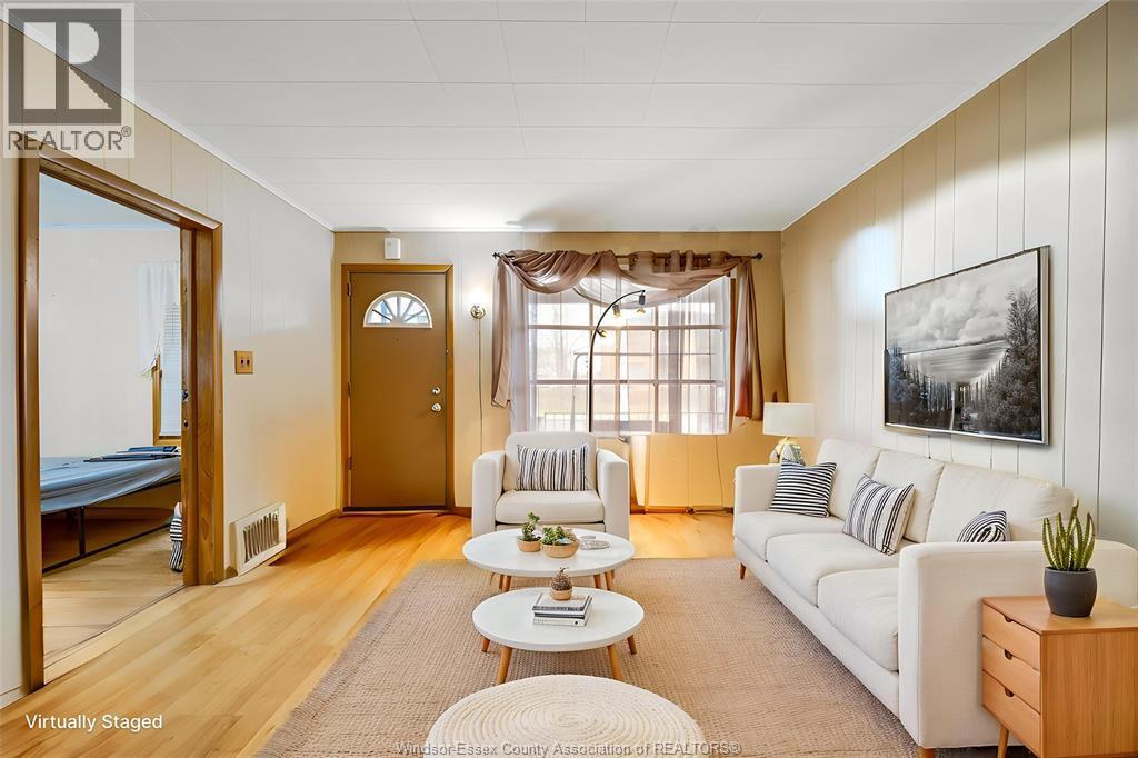 879 Felix Avenue, Windsor, ON - Indoor Photo Showing Living Room