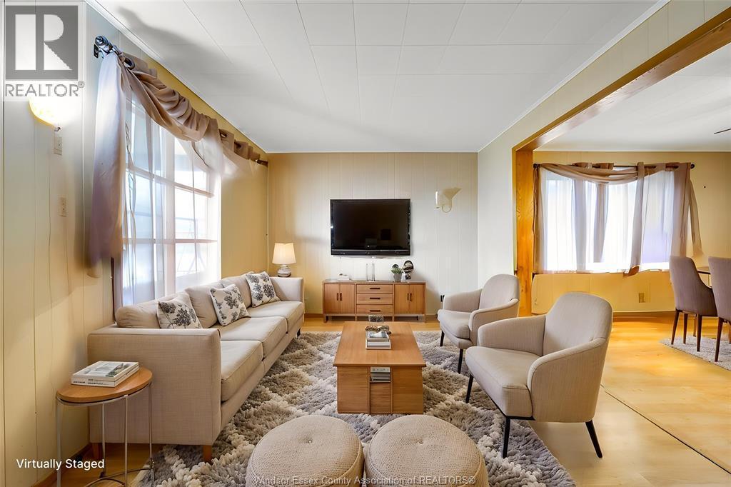 879 Felix Avenue, Windsor, ON - Indoor Photo Showing Living Room