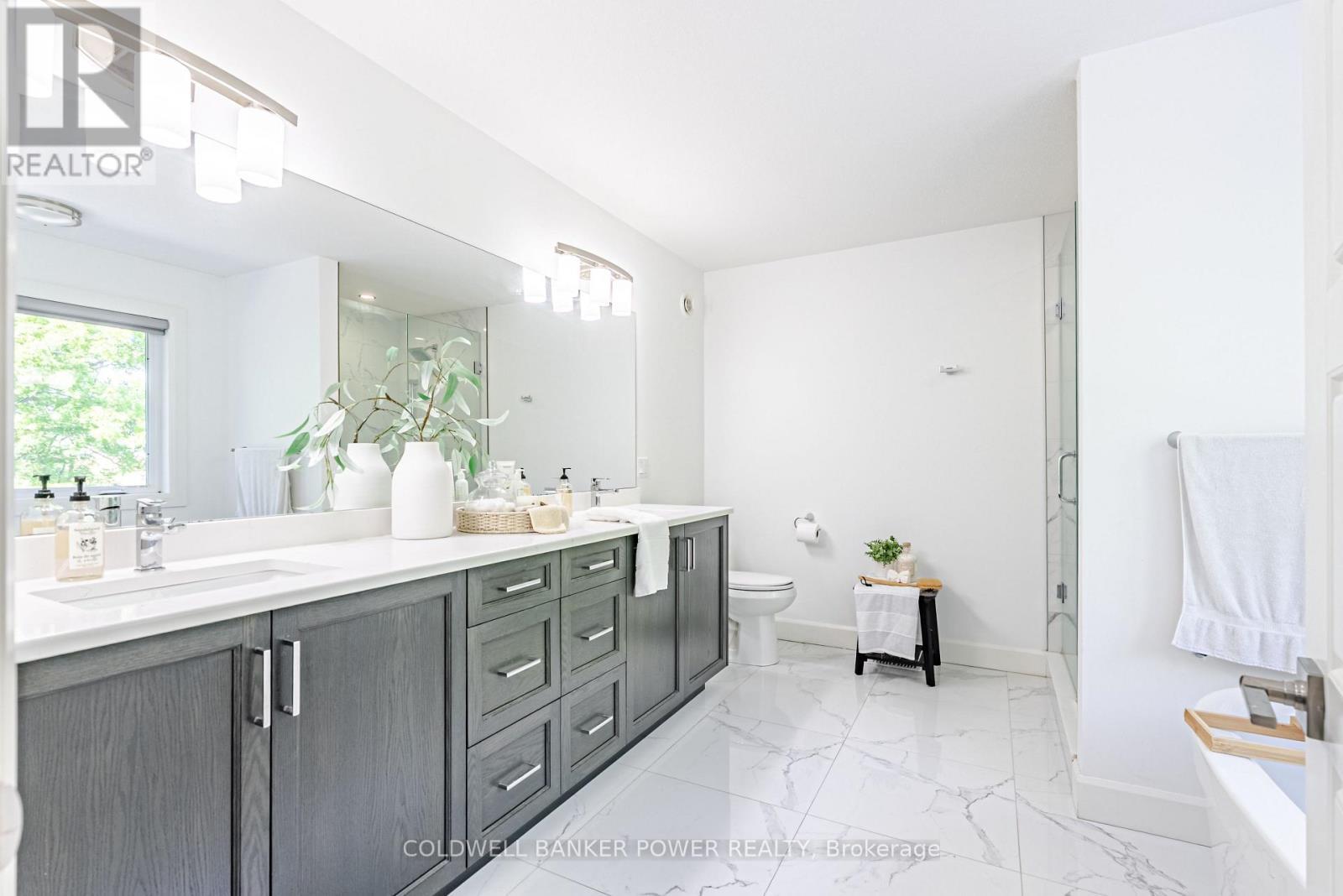 2202 Tripp Drive, London South (South V), ON - Indoor Photo Showing Bathroom