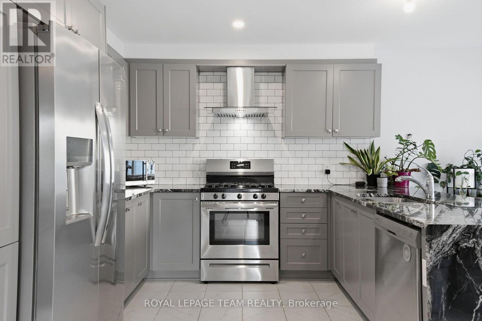 153 Unity Place, Ottawa, ON - Indoor Photo Showing Kitchen With Upgraded Kitchen