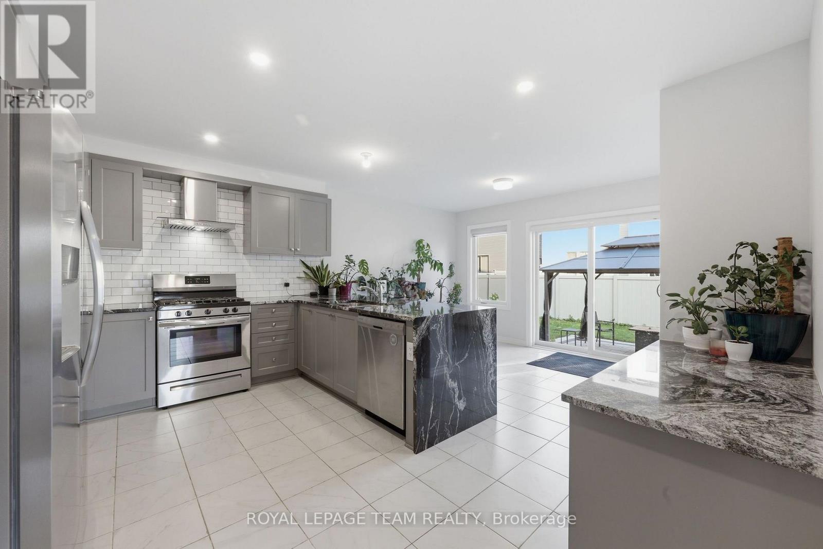 Granite Counters w Waterfall - 153 Unity Place, Ottawa, ON - Indoor Photo Showing Kitchen With Upgraded Kitchen