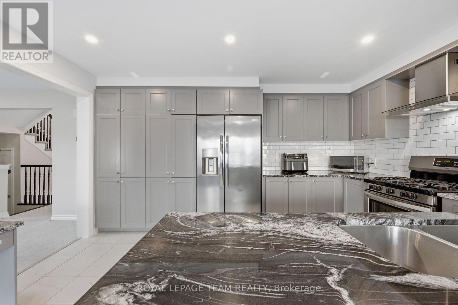 153 Unity Place, Ottawa, ON - Indoor Photo Showing Kitchen With Double Sink With Upgraded Kitchen
