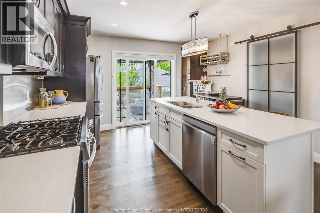 257 Robinson Avenue, Essex, ON - Indoor Photo Showing Kitchen With Double Sink With Upgraded Kitchen