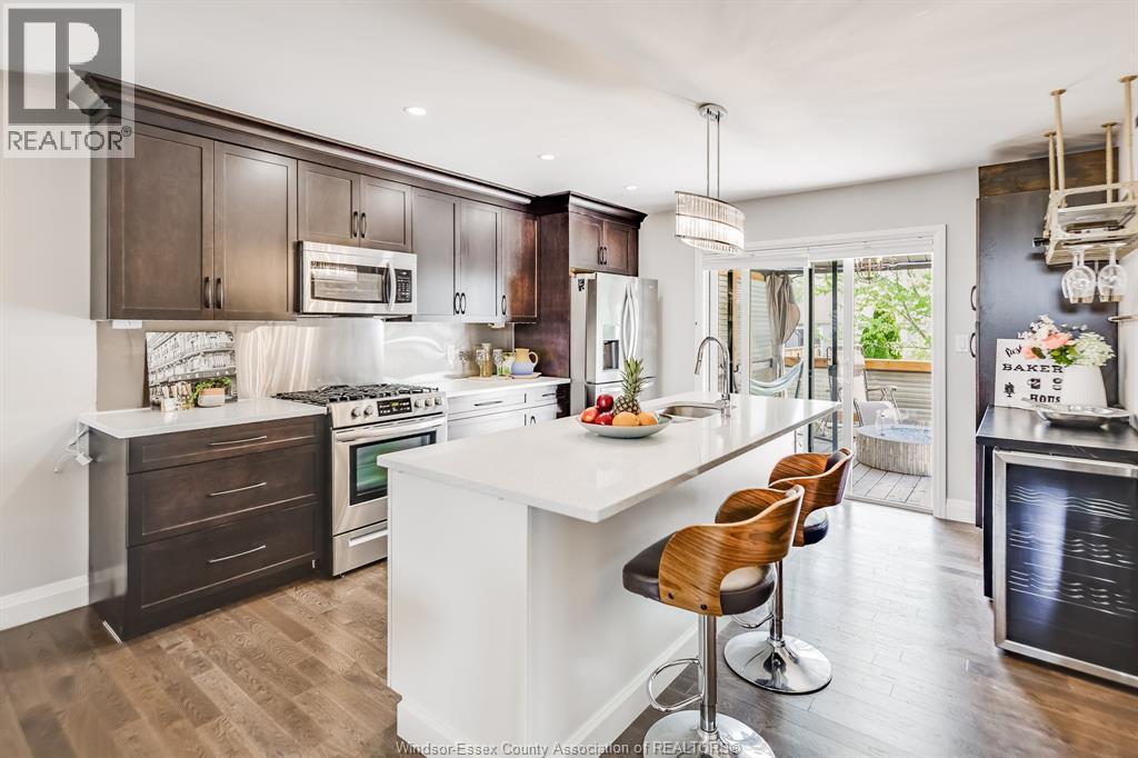 257 Robinson Avenue, Essex, ON - Indoor Photo Showing Kitchen With Upgraded Kitchen