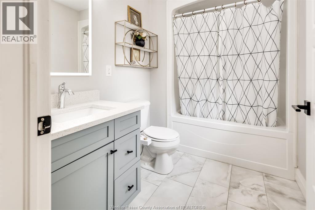 257 Robinson Avenue, Essex, ON - Indoor Photo Showing Bathroom
