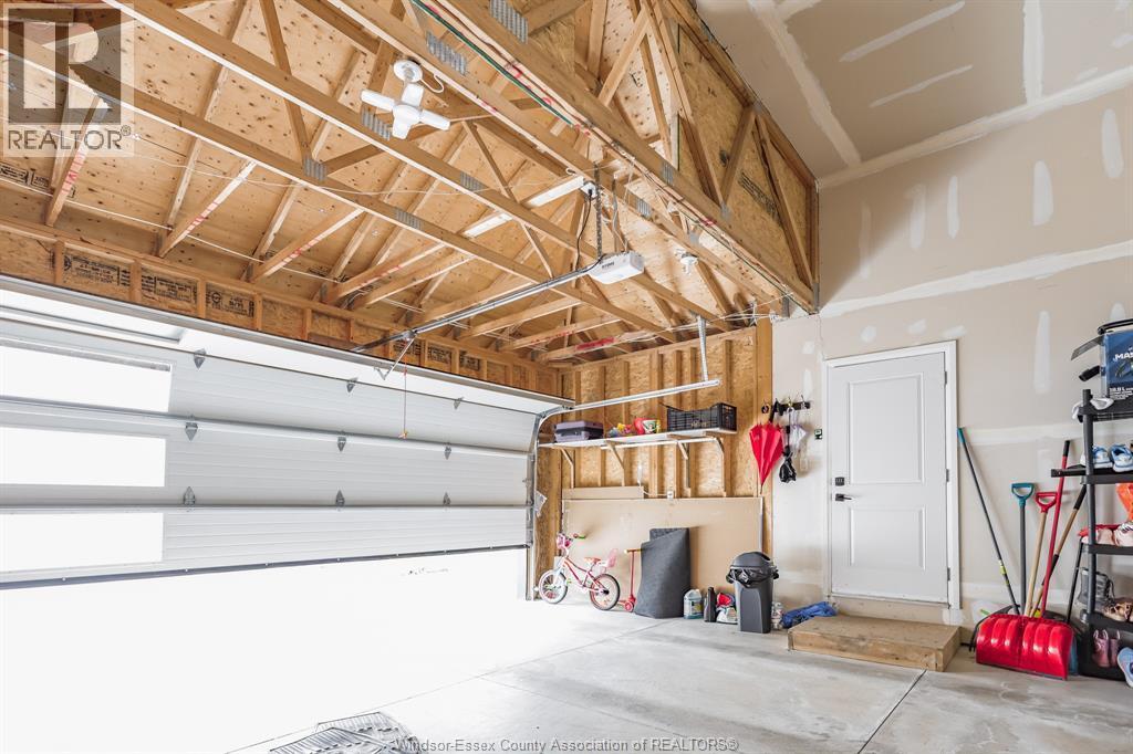 257 Robinson Avenue, Essex, ON - Indoor Photo Showing Garage