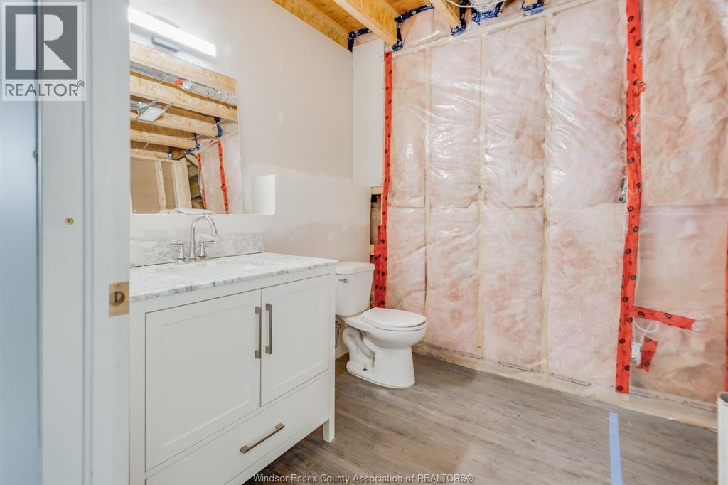 257 Robinson Avenue, Essex, ON - Indoor Photo Showing Bathroom