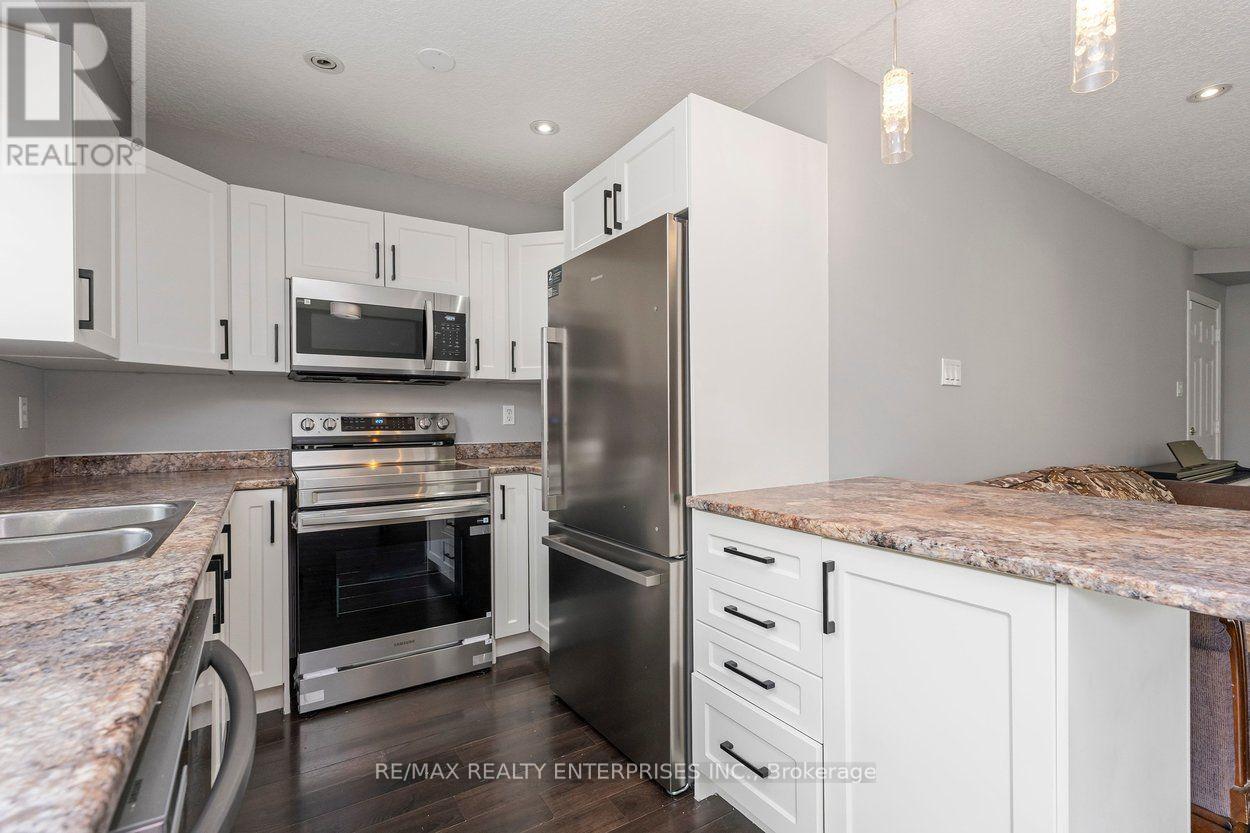 2248 Seton Crescent, Burlington, ON - Indoor Photo Showing Kitchen With Stainless Steel Kitchen With Double Sink With Upgraded Kitchen