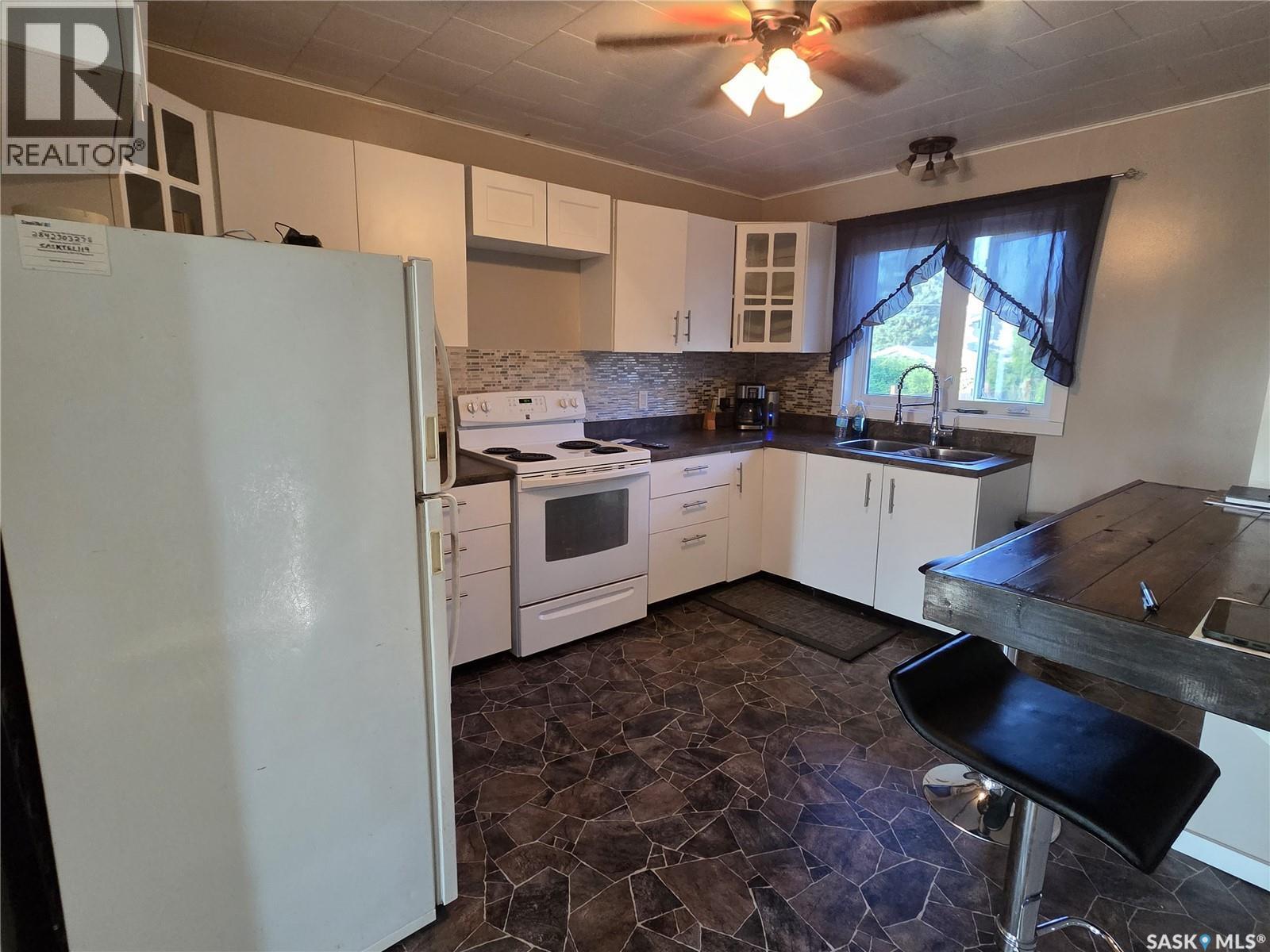 220 4Th Street Nw, Wadena, SK - Indoor Photo Showing Kitchen With Double Sink